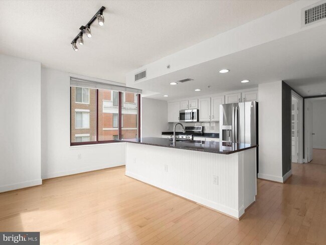 Building Photo - 1205 N Garfield St