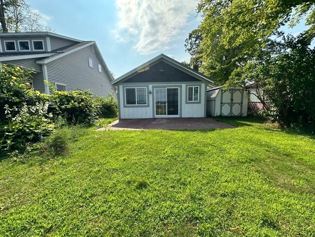 Building Photo - 2 Bedroom One Bath Lake House