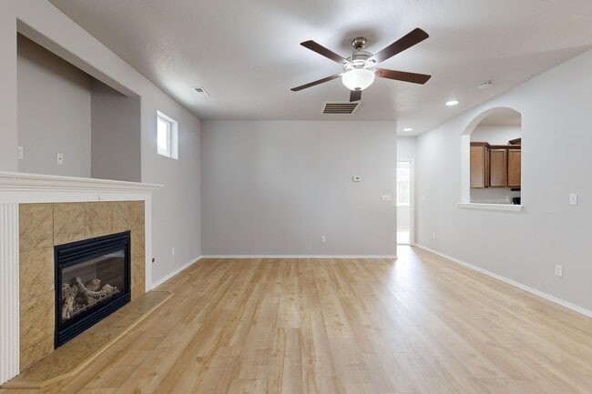 Building Photo - Beautifully maintained 3 bedroom 2.5 bath home