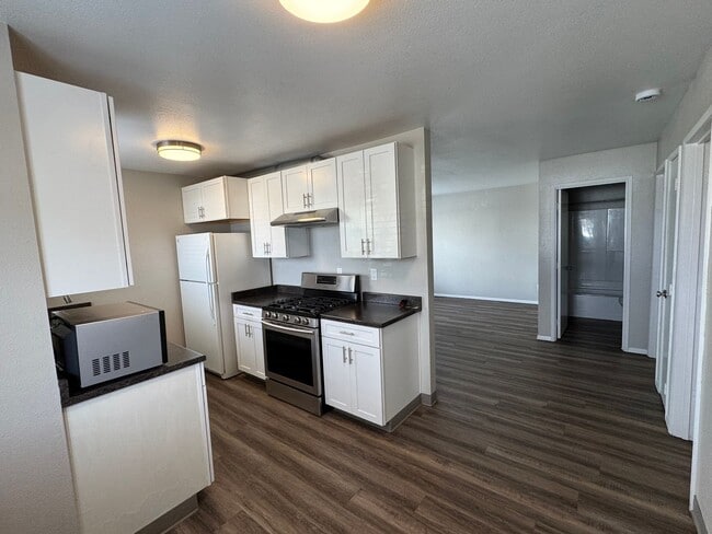 Building Photo - 606 8th St