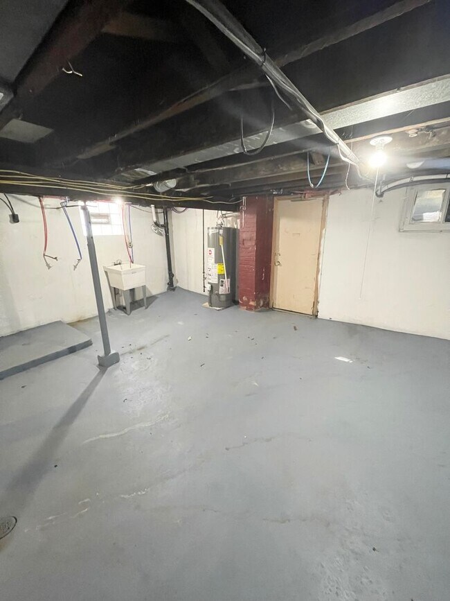 Building Photo - Entirely Remodeled 3 Bedroom, 1 Bathroom i...