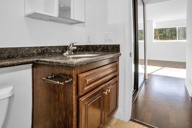 Building Photo - Great one bedroom in UTC!