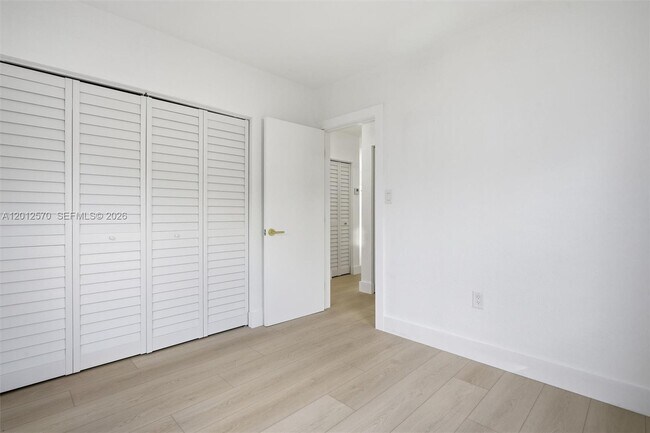 Building Photo - 461 Plover Ave