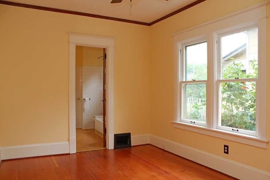 Building Photo - 4642 NE 28th Ave