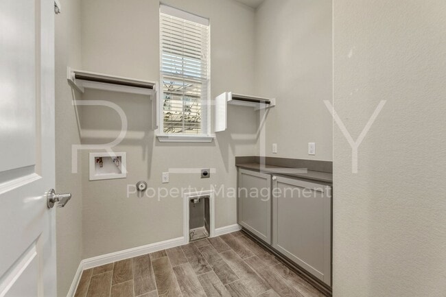 Building Photo - 1015 Vista View Dr