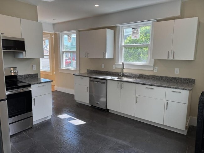 Building Photo - 14 Elm St