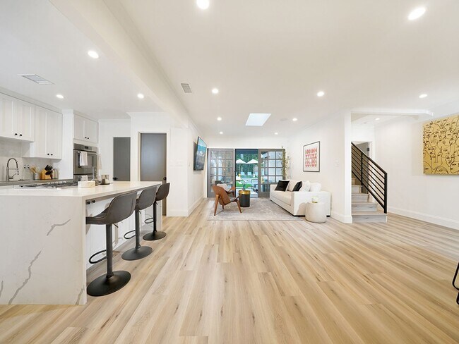 Building Photo - Luxe 5+4.5 w/detached studio, downstairs e...