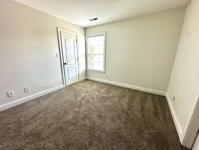 Building Photo - 4852 Knollview Dr
