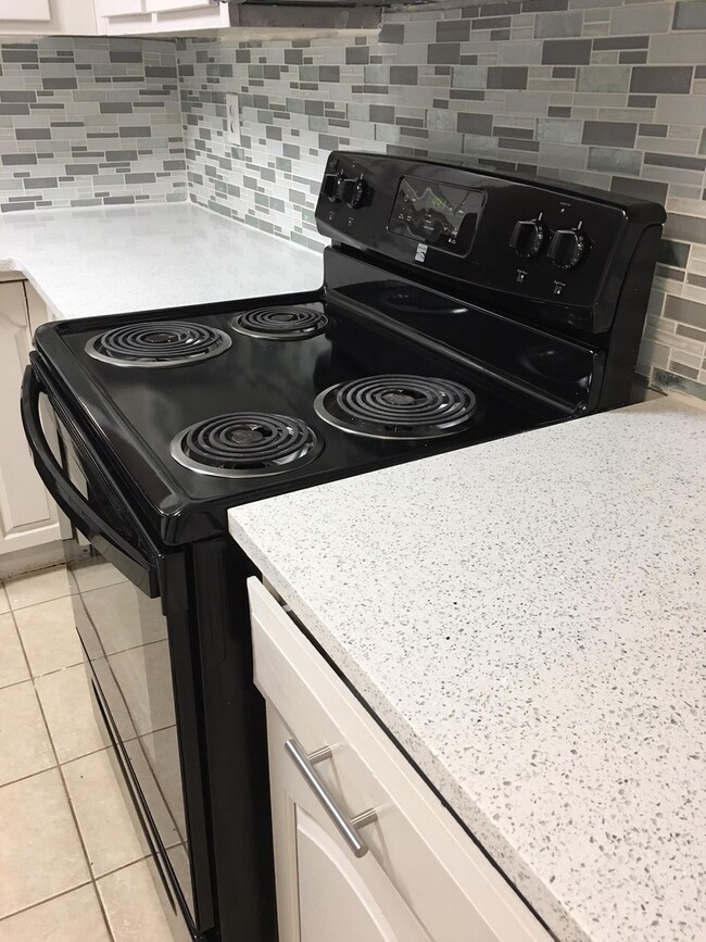 Building Photo - Beautifully Updated Townhome in the Heart ...