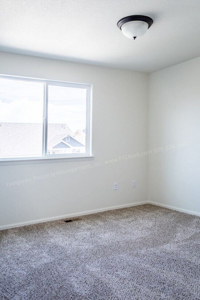 Building Photo - Gorgeous 4-Bed, 2.5 Bath Home in Windsor!