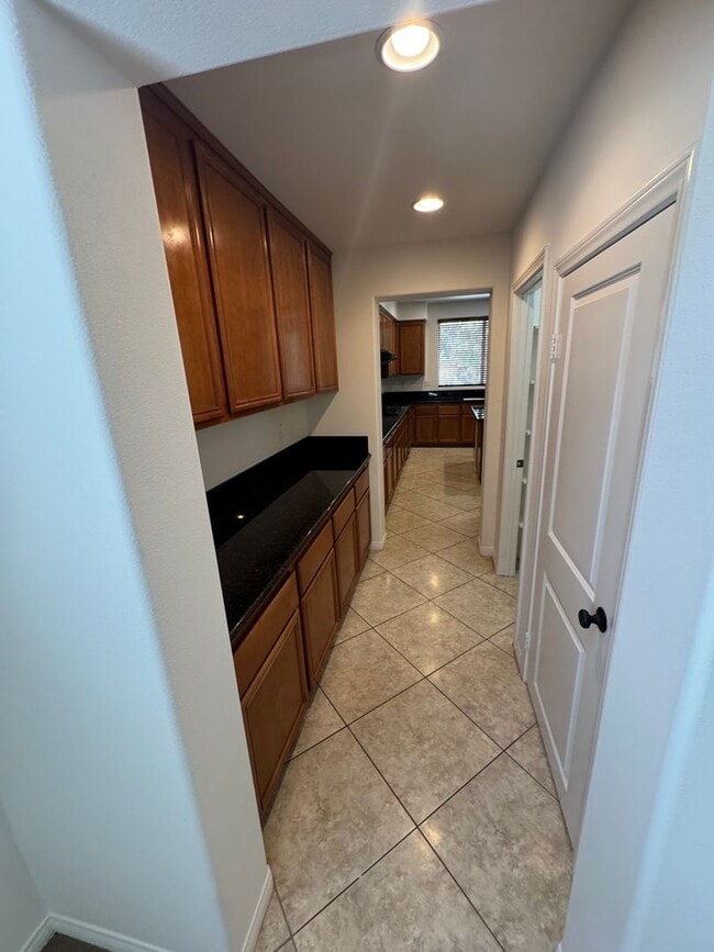 Building Photo - 6 bedroom 4.5 baths in Corona CA