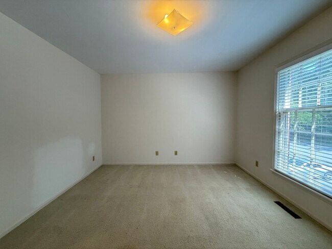 Building Photo - 2711 Reynolda Rd