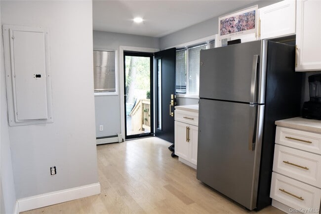 Building Photo - 617 Smithtown Ave