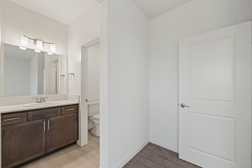 Building Photo - 821 Amanecer Ave