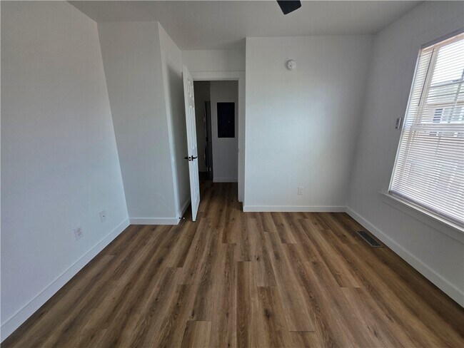 Building Photo - 2400 SE Jayel Terrace