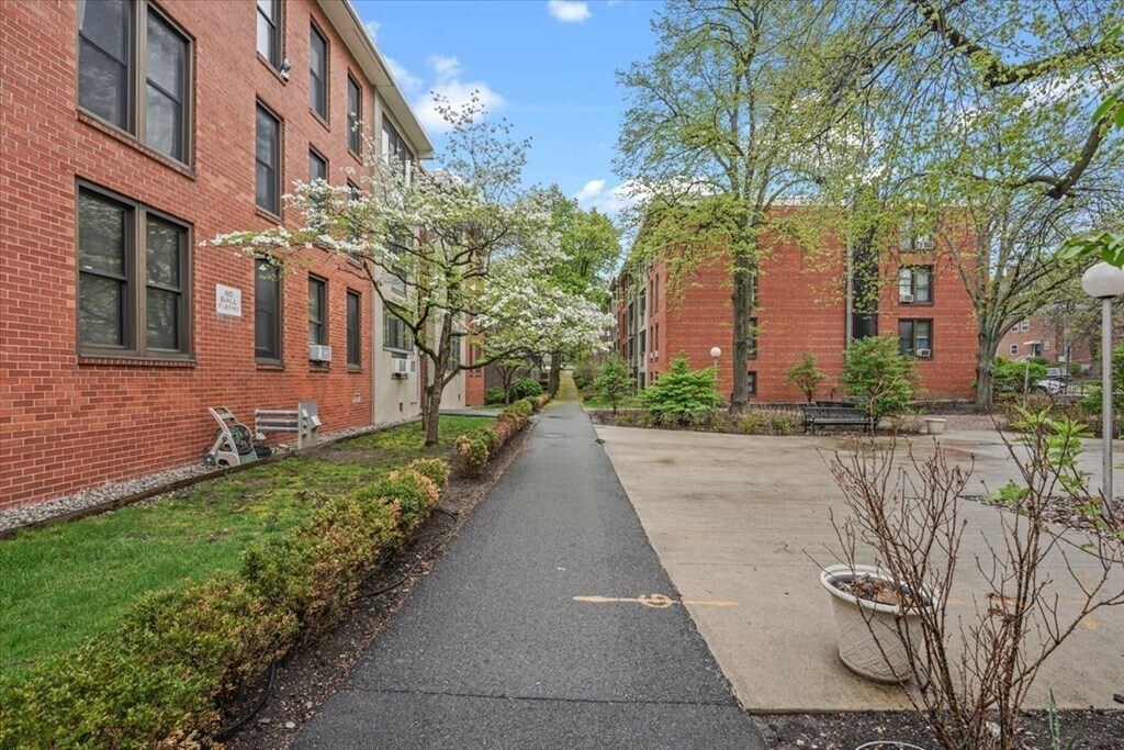 Building Photo - 10 Juniper St