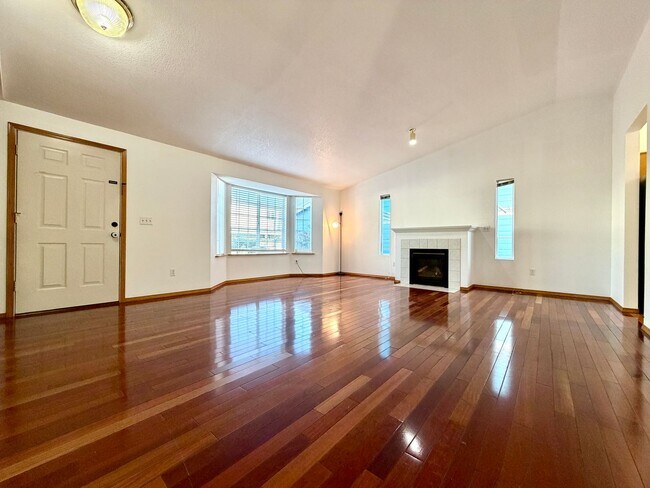 Building Photo - **$500 OFF THE FIRST MONTH'S RENT** Cozy R...