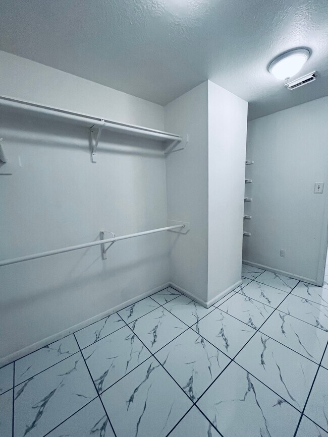 Building Photo - 2206 Laurel Oak Dr