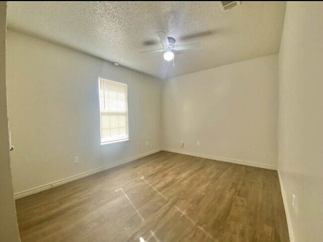 Building Photo - Updated house in East Lubbock