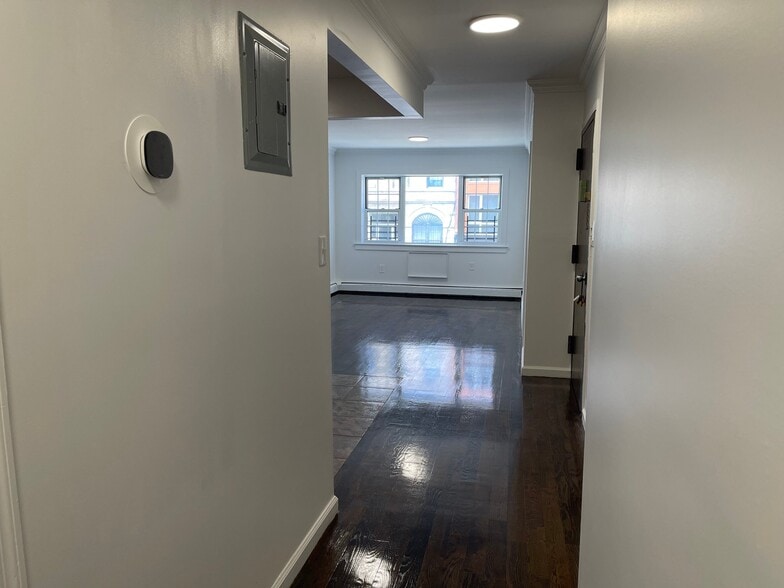 Building Photo - 558 Hart St
