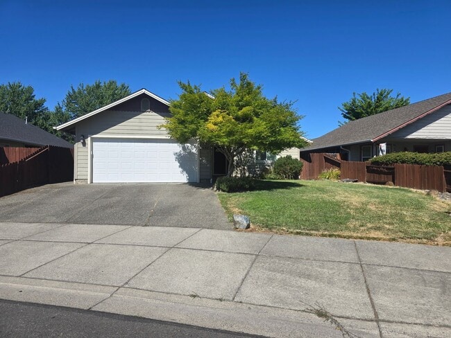 Building Photo - 3 bed 2 bath  Home for Rent in Grants Pass