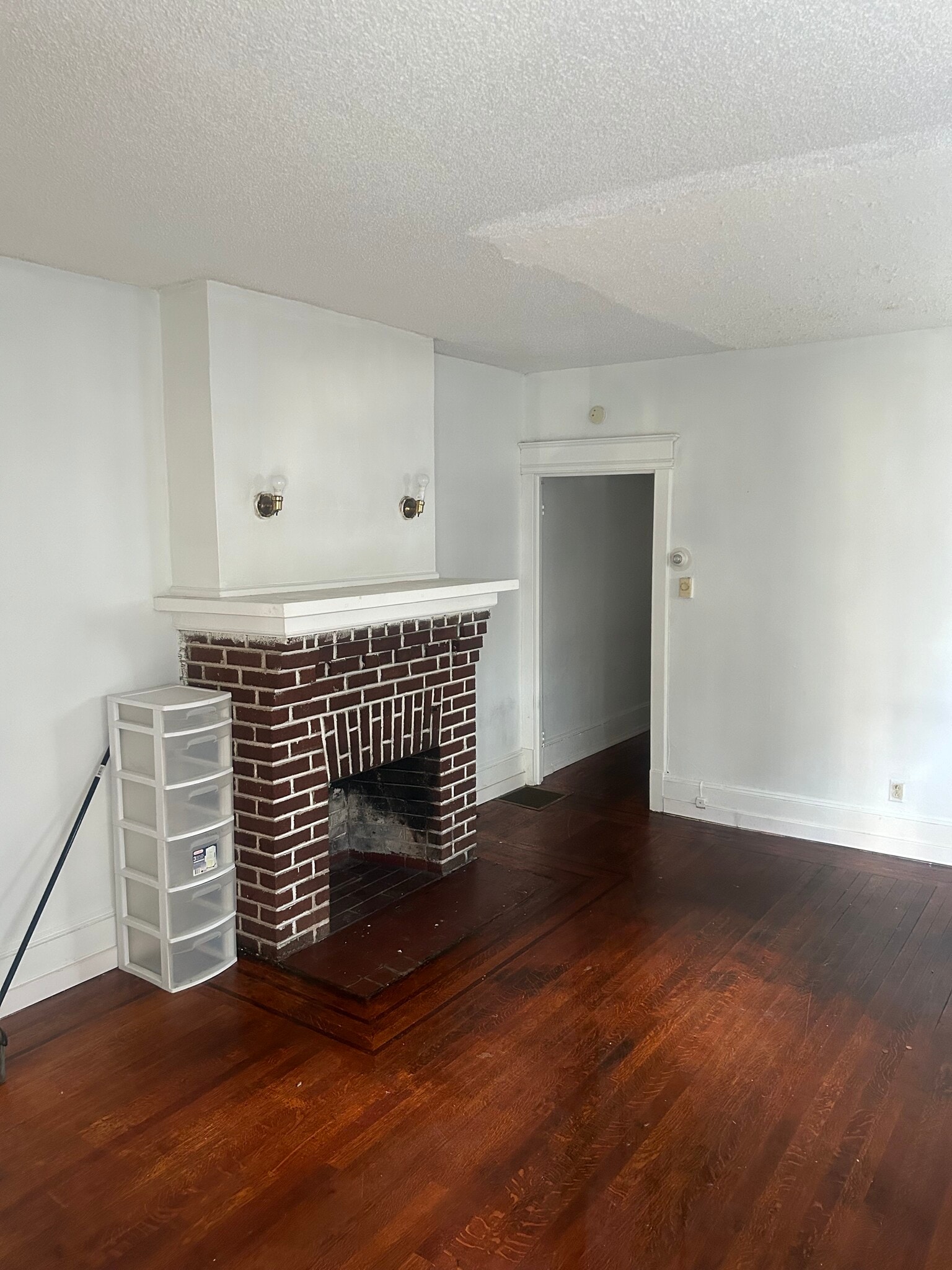 livingroom - 667 Rutherford Ave