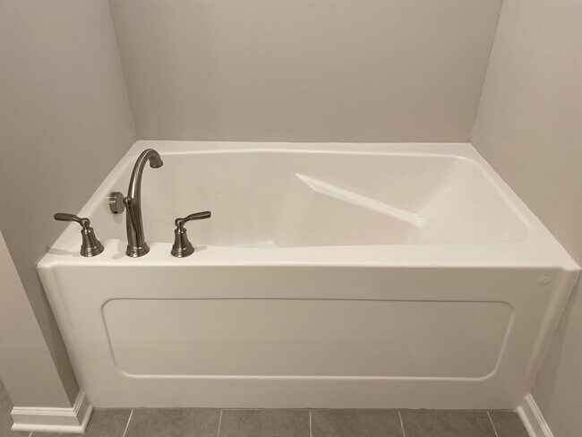 Building Photo - 3 BD 3.5 BA 1 Car Garage Great Location Li...