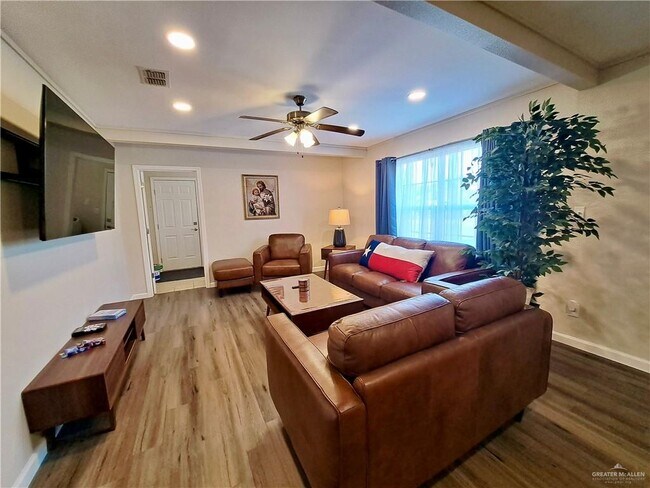 Building Photo - 16 Cedar Ave