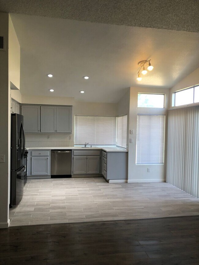 Building Photo - Newly renovated 4 bedroom in canyon crest!