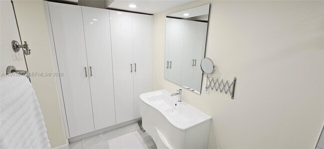 Building Photo - 6917 Collins Ave