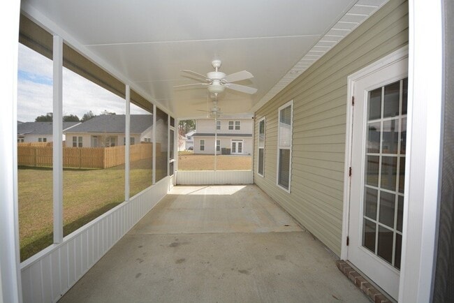 Building Photo - "Luxurious 5-Bed in, Pooler!"