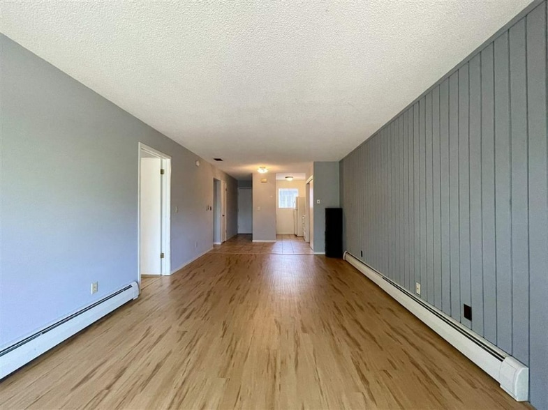 Building Photo - 3150 Lakeside Dr