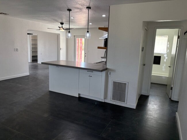Building Photo - 3 Bedroom 1.5 Bath Modern Farmhouse near J...