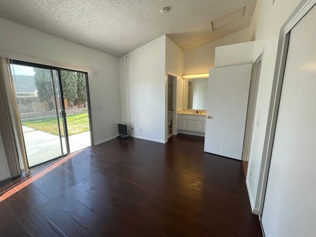 Building Photo - Charming Home in Hesperia- HOA Community- 3 Bedrooms, 2 Bathrooms, Community Park