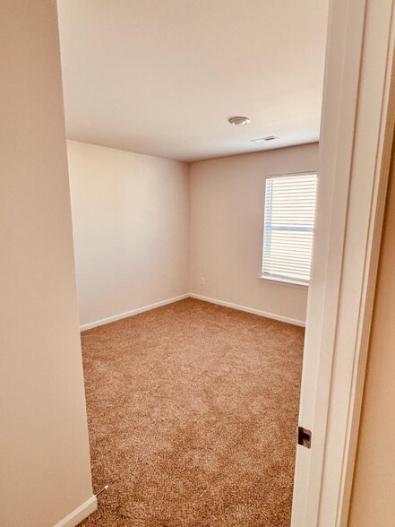 Building Photo - 7136 Maple Run Cir