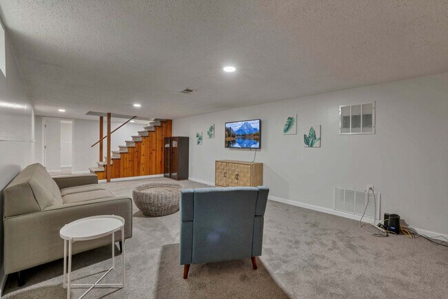 Building Photo - 3695 Montclair Dr