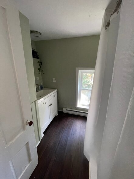 Full bath with walk in shower - 48 Bank St