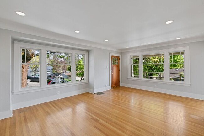 Building Photo - Charming AIR CONDITIONED Leschi Craftsman