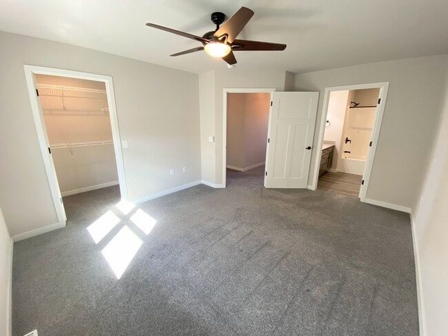 Building Photo - 4 bed, 3.5 Bath Single Family Home (Middle...