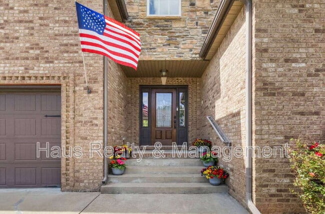 Building Photo - 752 Cavalier Dr