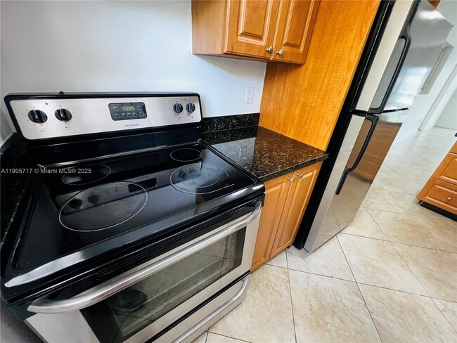 Building Photo - 946 Bay Dr