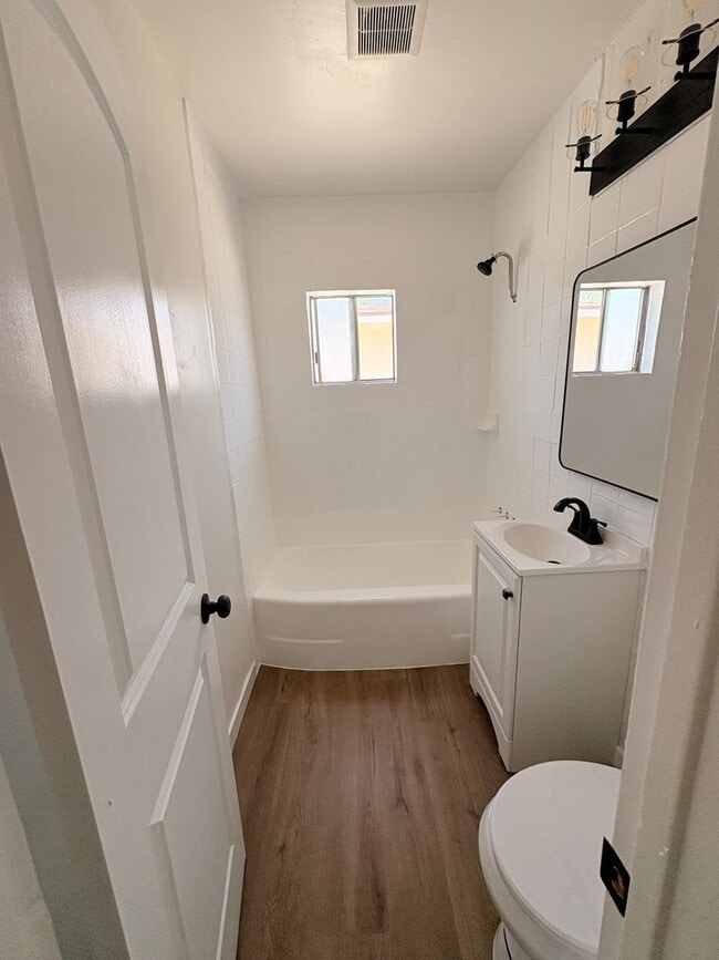 Building Photo - Gorgeous Remodeled 4 bedrooms 2 Bathroom.