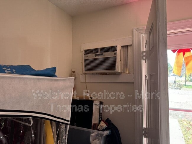 Building Photo - 400 School St