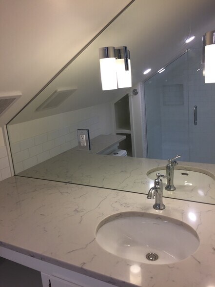 Building Photo - 4070 NE 8th Ave