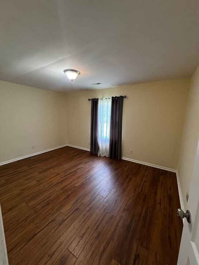 Building Photo - 2115 Cameo Dr