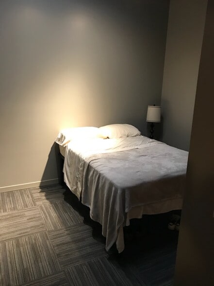 Building Photo - 555 S Forest Ave