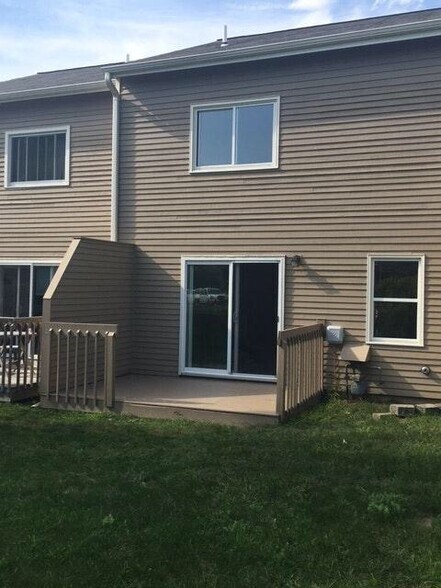 Building Photo - B11 Stonehedge Dr