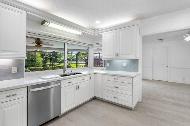 Building Photo - 150 SW 11th Ct