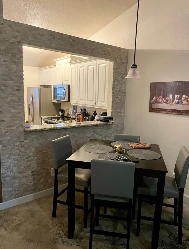 Building Photo - 1 bedroom Creekside Villas Townhome Near O...