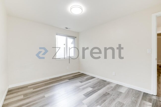 Building Photo - 3002 M Dr NE